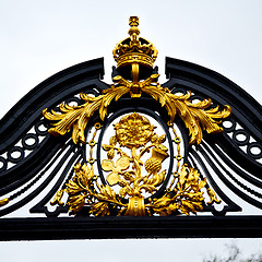 Image showing in london england the old metal gate  royal palace