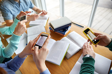 Image showing students with smartphones making cheat sheets