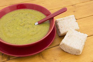 Image showing Green pea and ham soup, served with bread