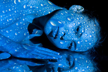 Image showing The  body of woman with blue pattern and its reflection