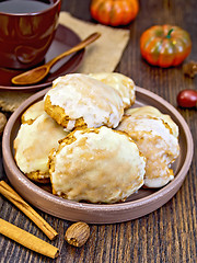 Image showing Cookies pumpkin whole in clay dish on board