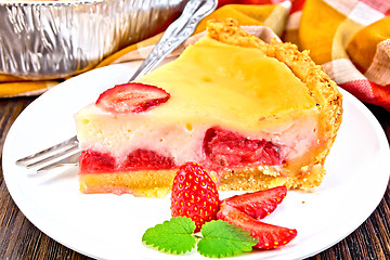 Image showing Pie strawberry with sour cream in dish on dark board