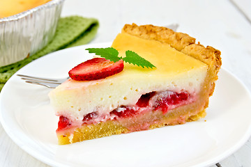 Image showing Pie strawberry with sour cream in dish on light board