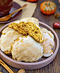 Image showing Cookies pumpkin in clay dish on board