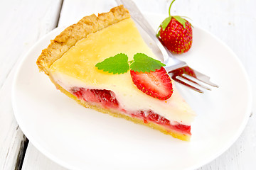 Image showing Pie strawberry with sour cream in dish on board