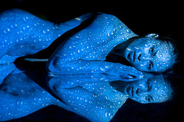 Image showing The  body of woman with blue pattern and its reflection