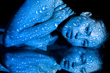 Image showing The  body of woman with blue pattern and its reflection