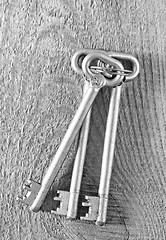 Image showing key on wooden background