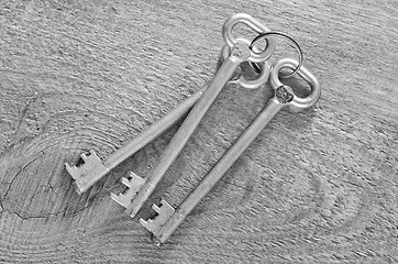 Image showing key on wooden background