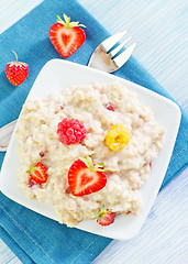 Image showing oat flakes with strawberry