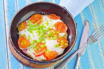 Image showing fried eggs with fresh tomato