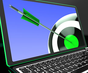 Image showing Dartboard On Laptop Showing Precise Aiming