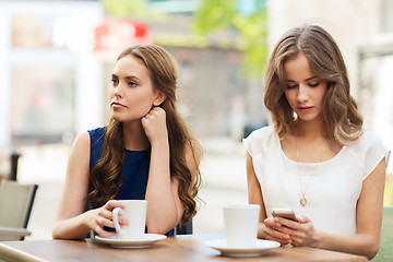 Image showing women with smartphones and coffee at outdoor cafe