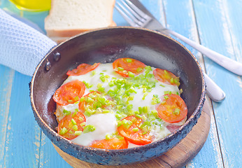 Image showing fried eggs with fresh tomato