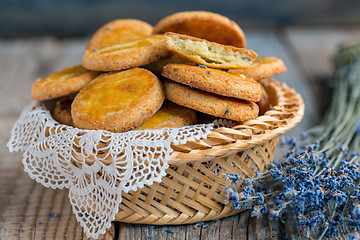 Image showing Basket with shortbread.