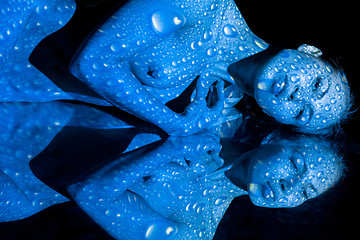 Image showing The  body of woman with blue pattern and its reflection