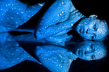 Image showing The  body of woman with blue pattern and its reflection