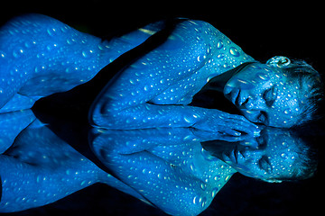 Image showing The  body of woman with blue pattern and its reflection