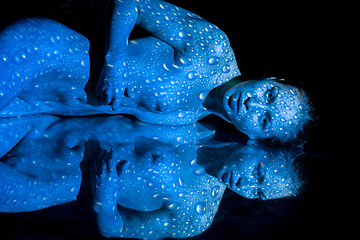 Image showing The  body of woman with blue pattern and its reflection