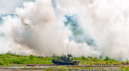Image showing Russian tank T-80 making smoke screen from enemy
