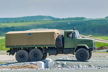 Image showing Curtain sided truck comes through on obstacle