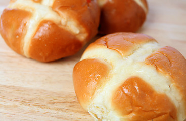 Image showing Hot cross buns on a board