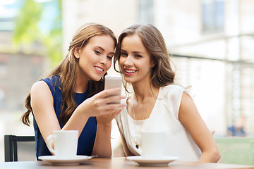 Image showing young women with smartphone and coffee at cafe