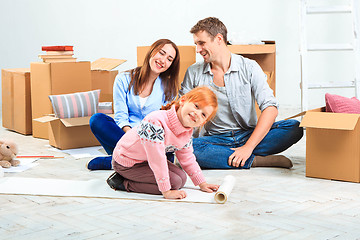 Image showing The happy family  during repair and relocation