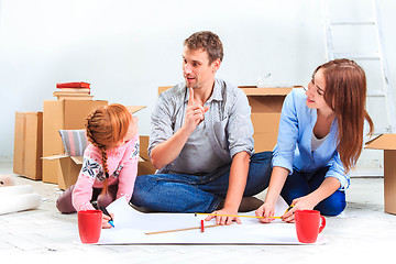 Image showing The happy family  at repair and relocation