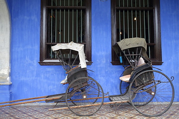 Image showing Old rickshaw tricycle near Fatt Tze Mansion or Blue Mansion, Pen