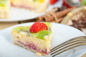 Image showing kiwi and strawberry pie tart 