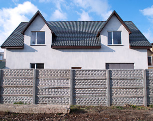 Image showing concrete fence and the house