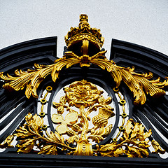 Image showing in london england the old metal gate  royal palace