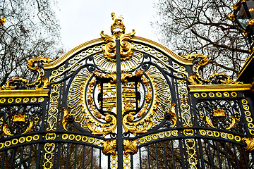 Image showing in london england the old metal gate  royal palace