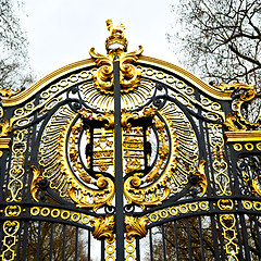 Image showing in london england the old metal gate  royal palace