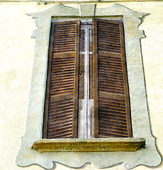 Image showing grey window jerago palaces   wood venetian blind in the concrete