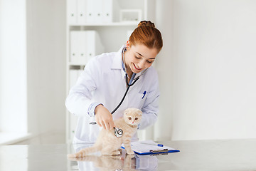 Image showing happy veterinarian with kitten at vet clinic