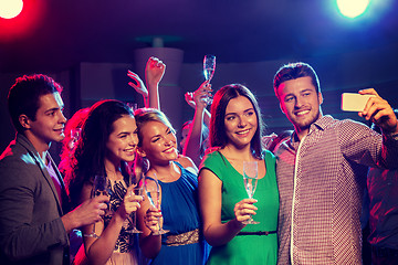 Image showing friends with glasses and smartphone in club