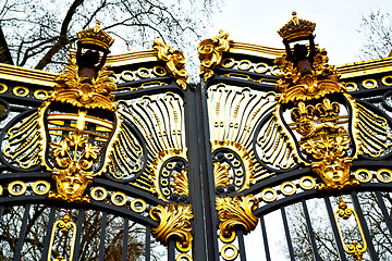 Image showing in london  the old metal gate  royal palace