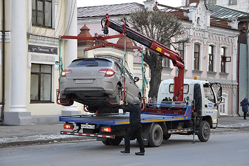 Image showing Loading of the car on the autowrecker for the wrong parking.