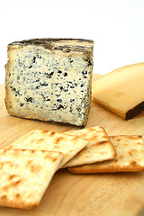Image showing Valdeon and gouda cheeseboard