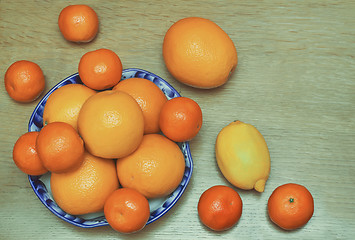 Image showing Oranges and tangerines in a beautiful ceramic vase.