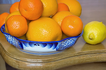 Image showing Oranges and tangerines in a beautiful ceramic vase.