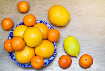 Image showing Oranges and tangerines in a beautiful ceramic vase.