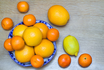 Image showing Oranges and tangerines in a beautiful ceramic vase.