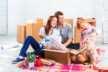 Image showing The happy family  during repair and relocation