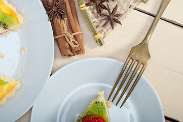 Image showing kiwi and strawberry pie tart 