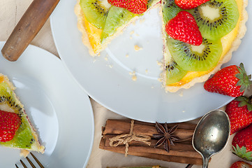 Image showing kiwi and strawberry pie tart 