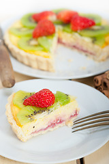 Image showing kiwi and strawberry pie tart 