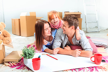 Image showing The happy family  during repair and relocation